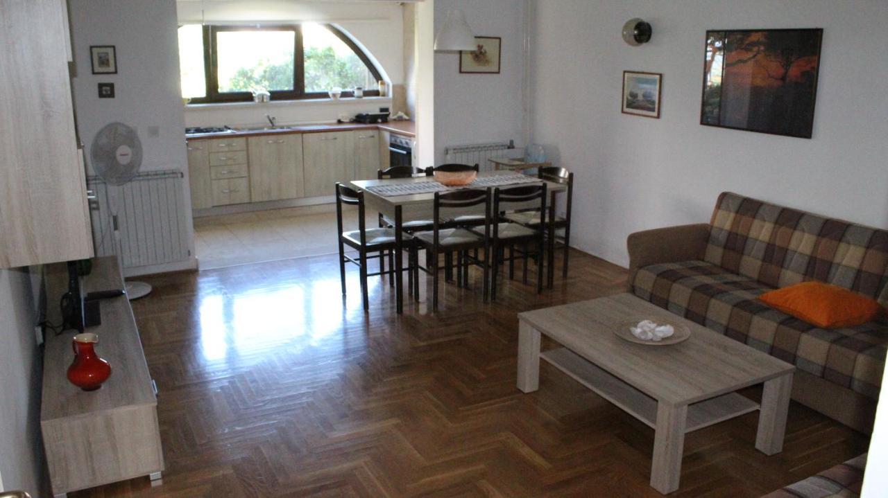 Apartman 100M2, Full Opremljen, Privatni Parking. Pula Exterior photo